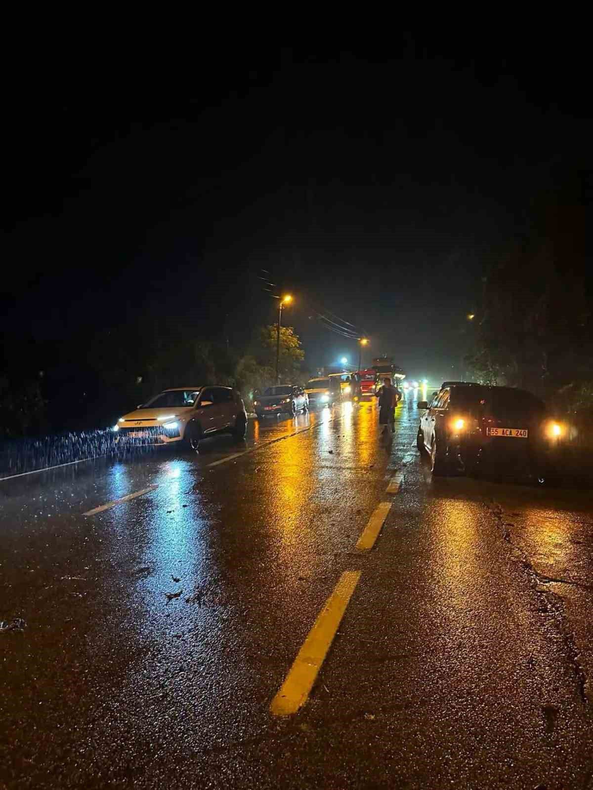 Giresun'da sağanak yolu kapattı