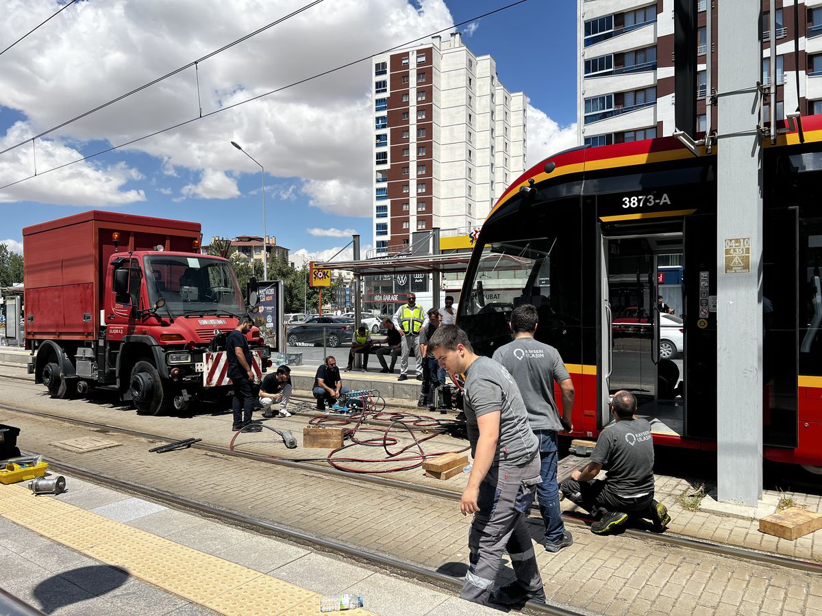 Kayseri'de Tramvay Kazası: Bir Kadın Ağır Yaralandı