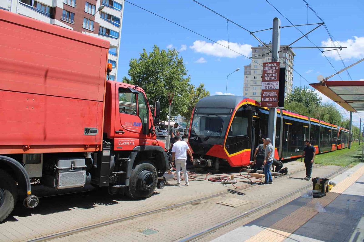 Kayseri'de Tramvay Kazası: Genç Kadın Hayatını Kaybetti