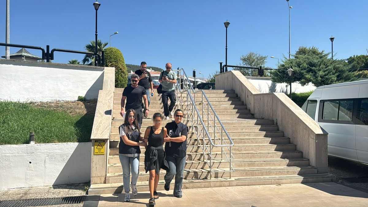 Muğla'da Türk Bayrağını Yakan Şüpheli Adliyede