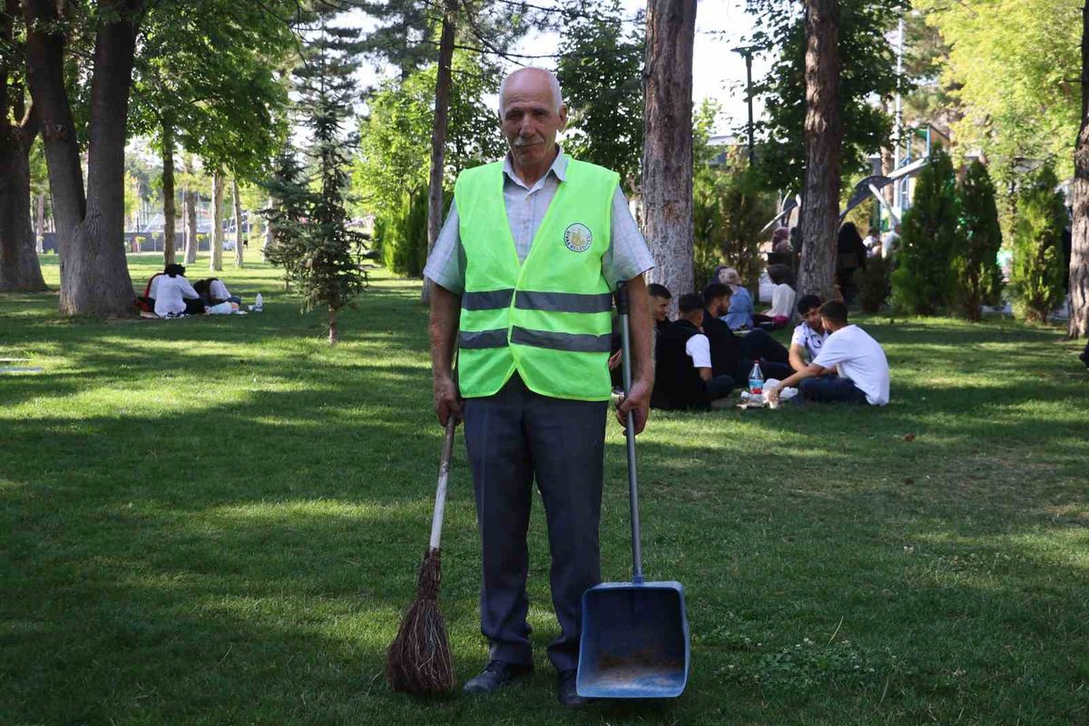 Temizlik Görevlisi Türküleriyle Büyüledi