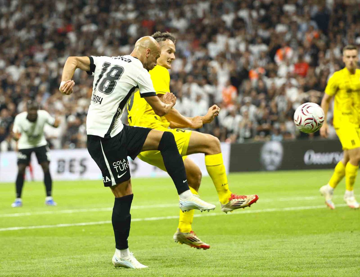 Beşiktaş, Hradec Kralove karşısında ilk yarıda önde