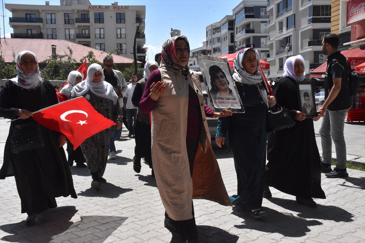 Van'da evlat nöbeti devam ediyor: Aileler DEM binası önünde