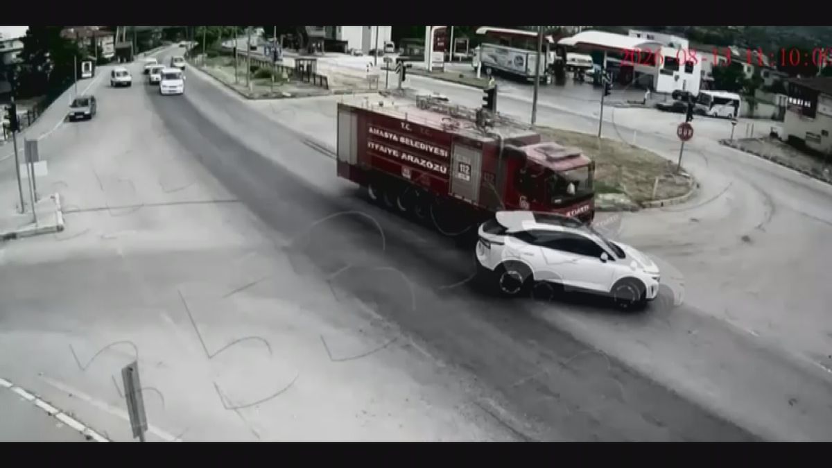 Amasya'da İtfaiye Aracı Otomobille Çarpıştı: 1 Yaralı