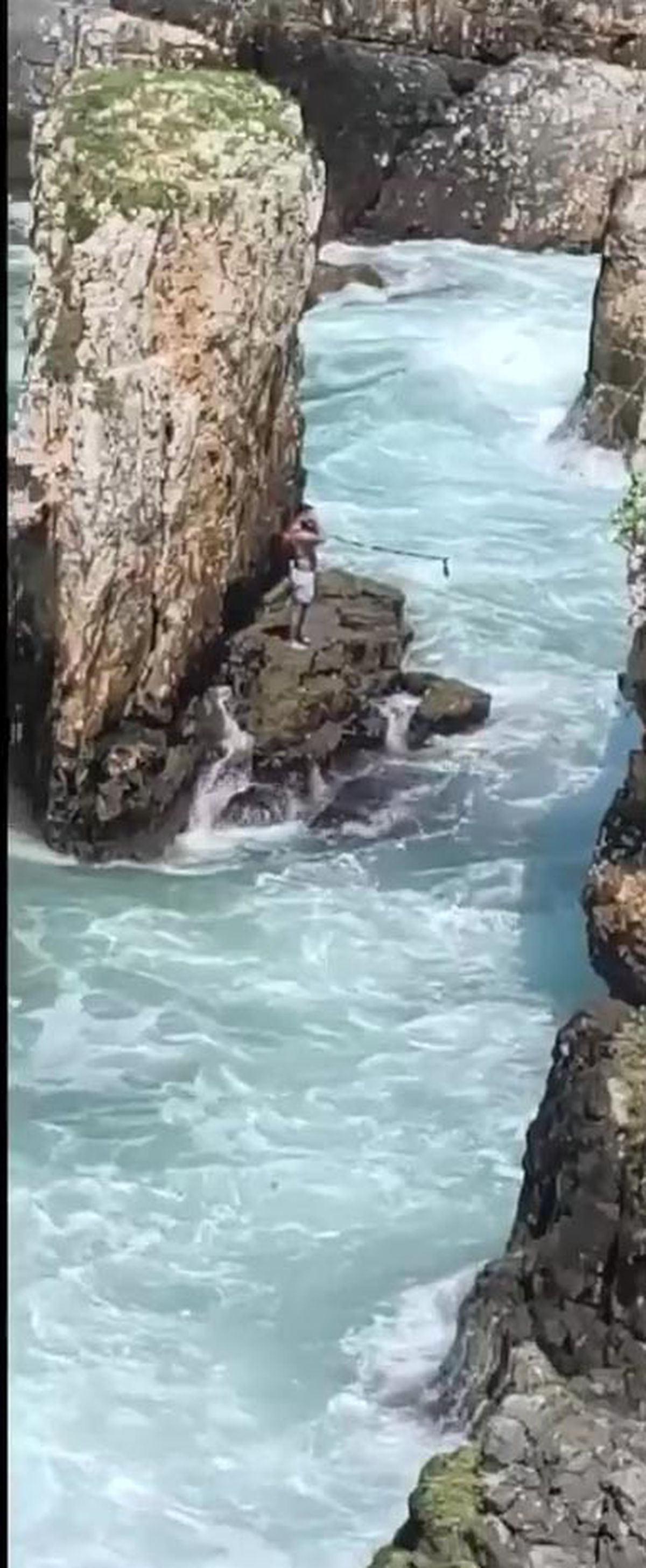 Kandıra'da yasağa rağmen denize giren kişi kayalıklardan kurtarıldı