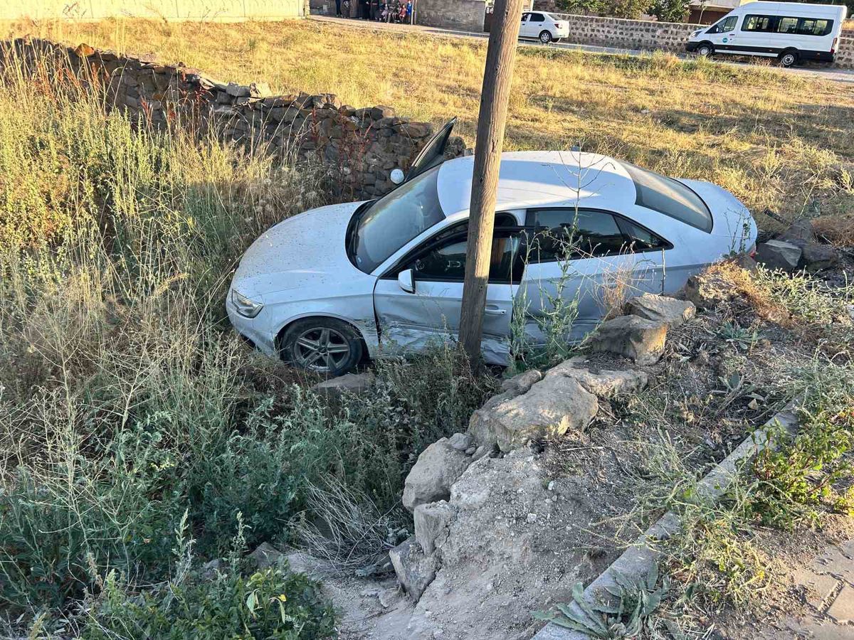 Tomarza'da Kontrolden Çıkan Otomobil Boş Araziye Girdi: 2 Yaralı