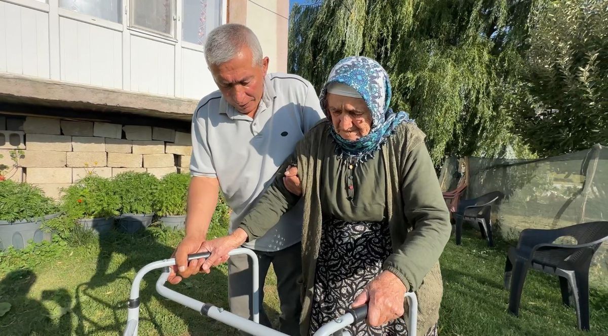 Evlat Sevgisi: 20 Yıldır Annesinin Eli Ayağı