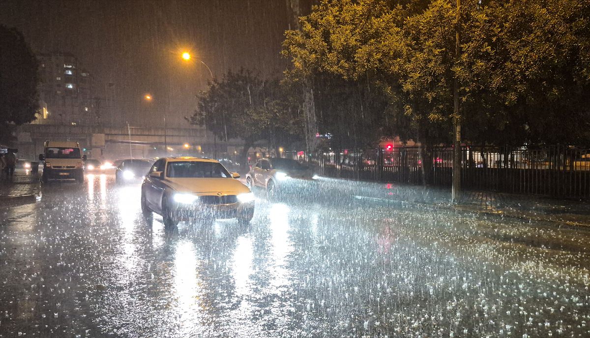 Adana'da Sağanak Hayatı Olumsuz Etkiledi