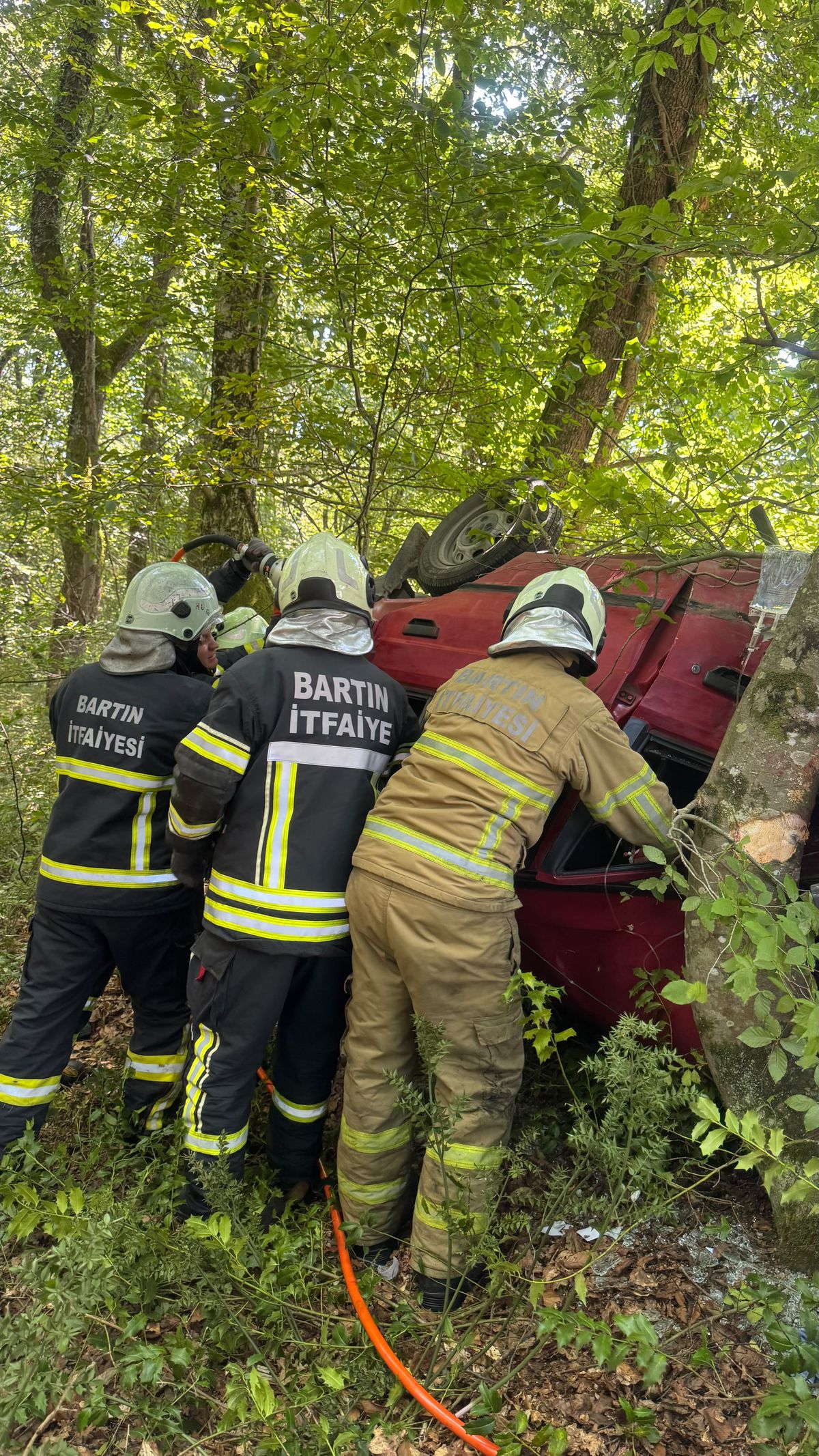 Bartın'da ağaca çarpan otomobilde 3 yaralı