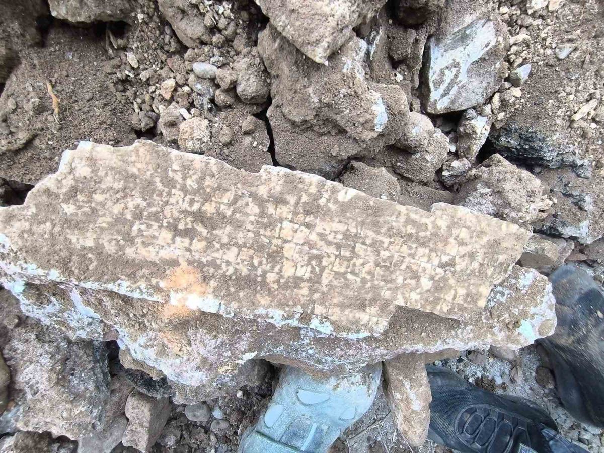 Hatay’da Altyapı Kazısında 1500 Yıllık Mozaik Bulundu