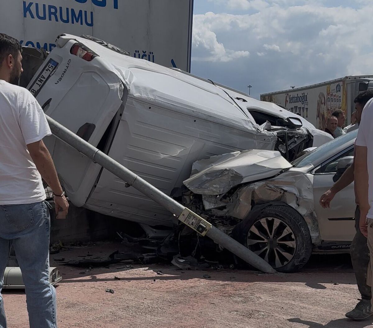 Sakarya'da Zincirleme Kaza: 3 Yaralı