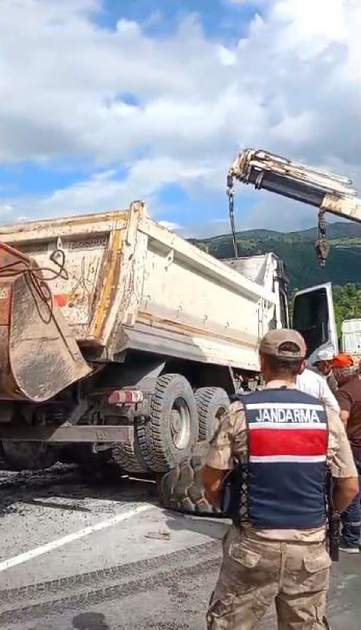 Ardahan'da Asfalt Kamyonu Devrildi: 2 Yaralı