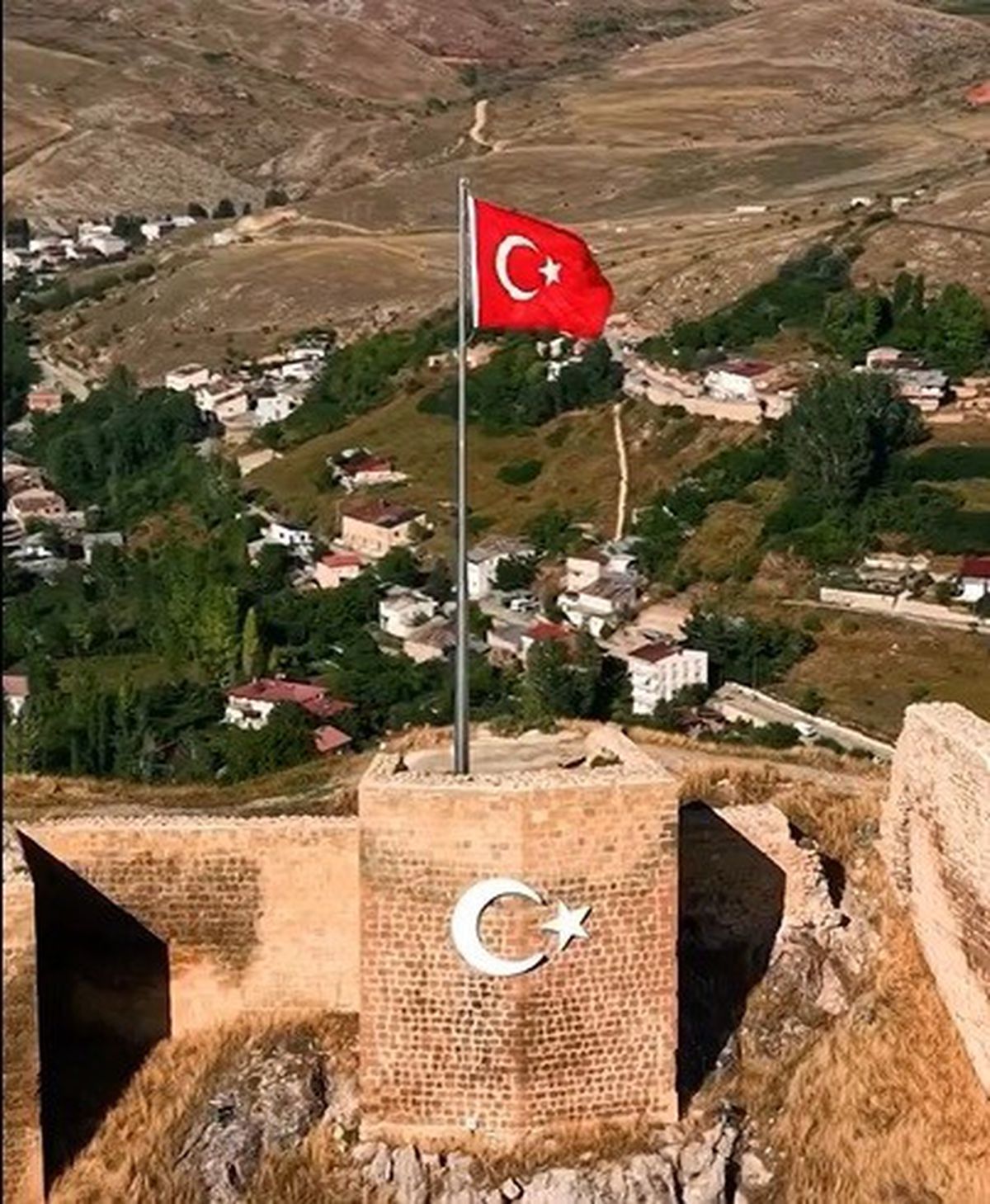 Bayburt Kalesi'ndeki Türk Bayrağı Yenilendi