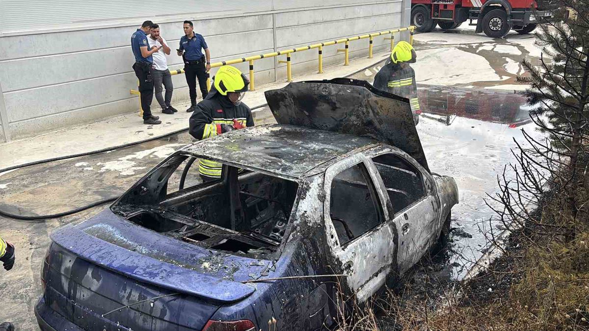 Bolu'da Yeni Alınan Otomobil Alev Alev Yandı