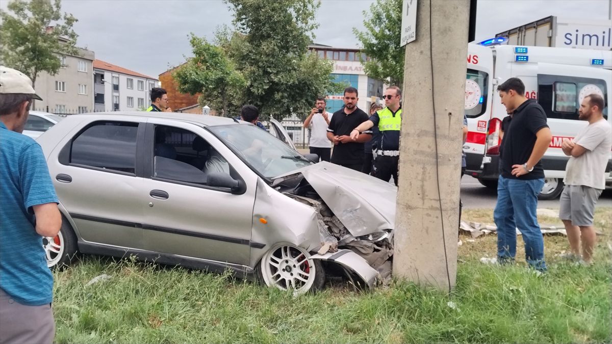 İnegöl'de Direğe Çarpan Otomobil Sürücüsü Yaralandı