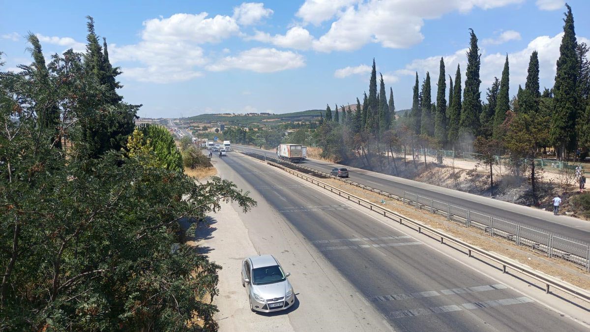 Bursa'da Anız Yangını İzmir Yolu'nu Kapatıyordu