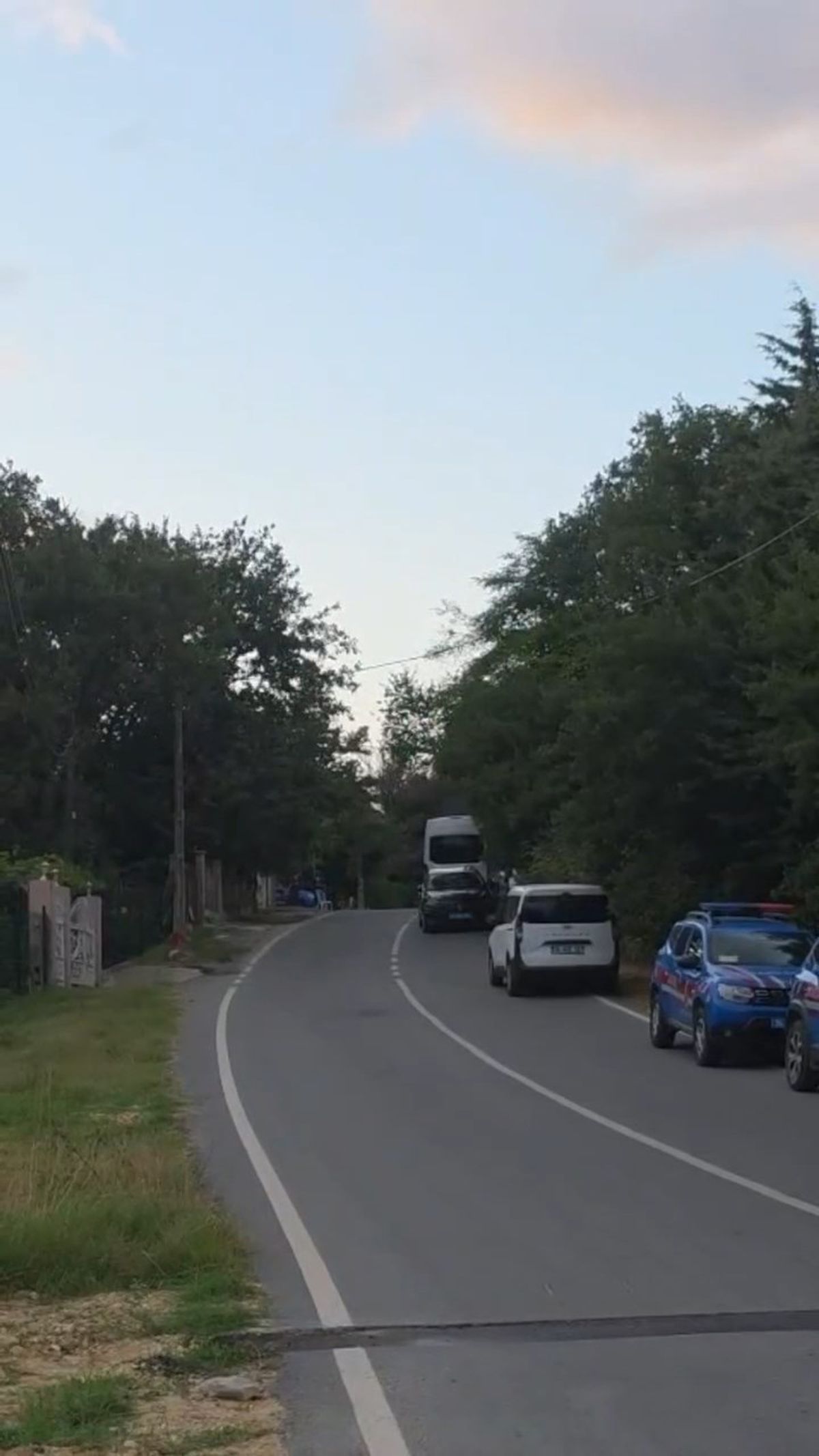 Çatalca'da silahlı şüpheli evine kapandı