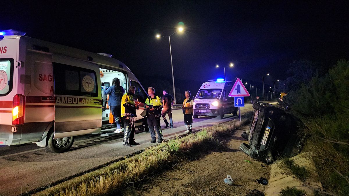 Çorum'da Otomobil Su Tahliye Kanalına Devrildi: 2 Yaralı