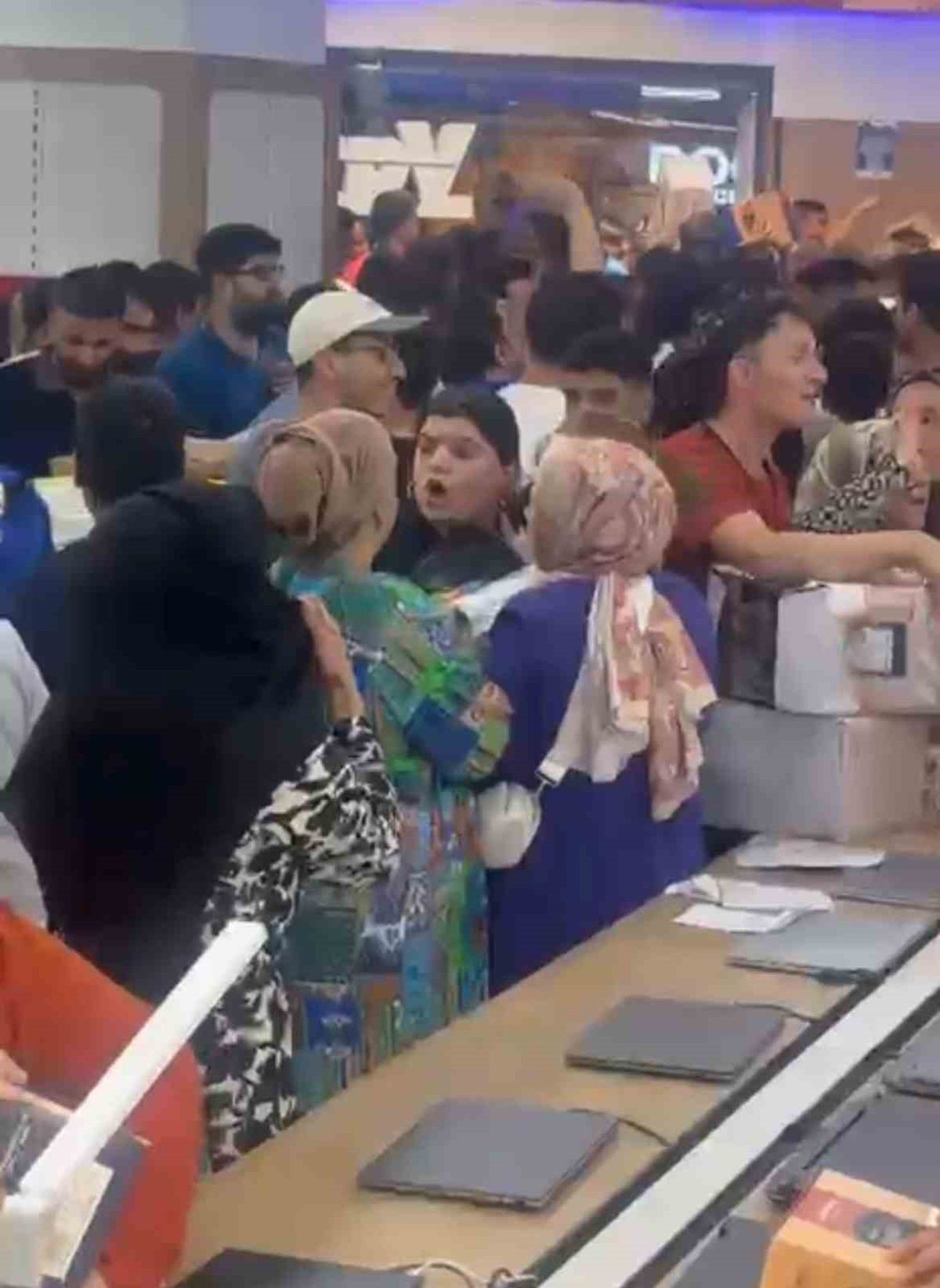 Diyarbakır’da mağaza açılışında izdiham
