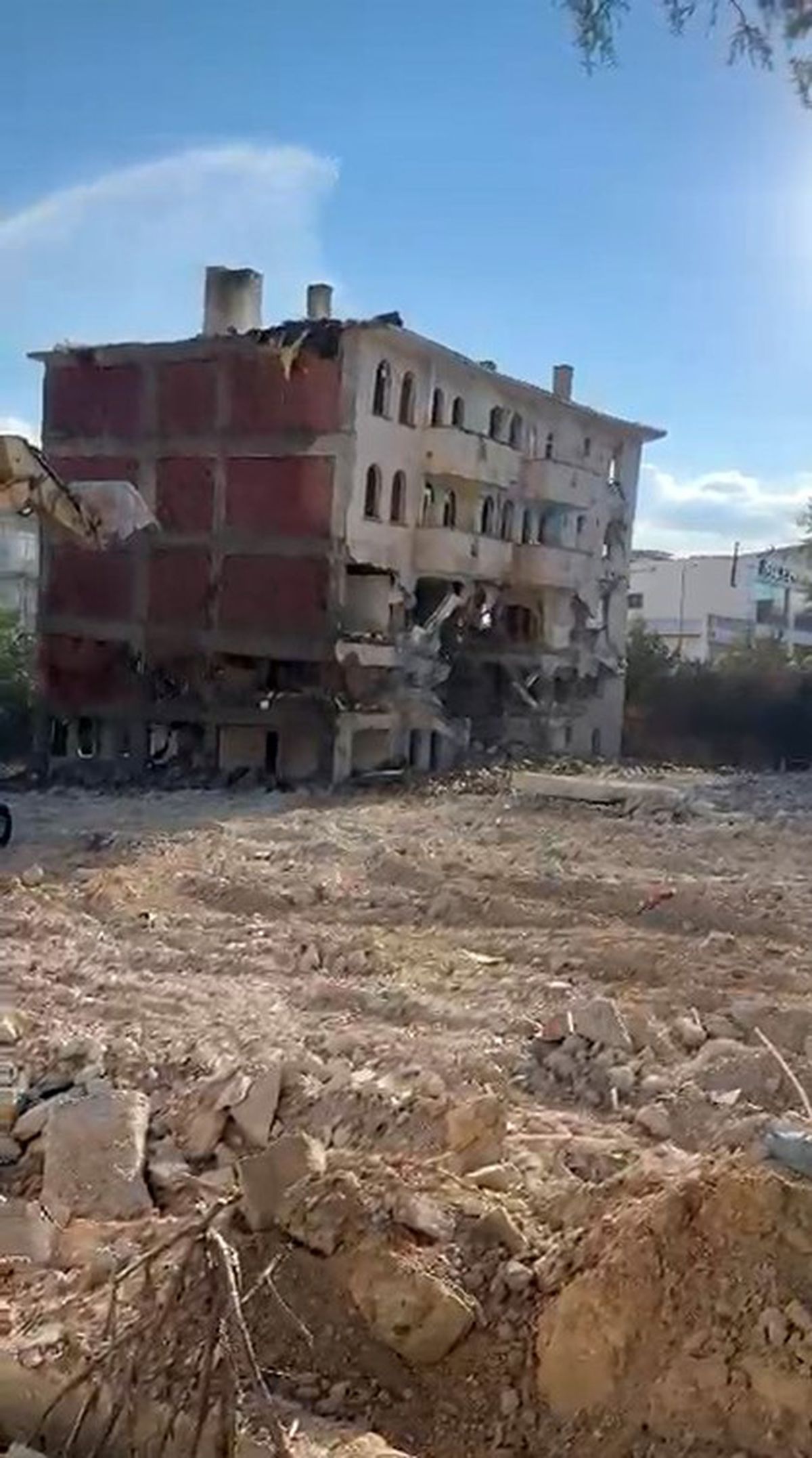 Elazığ'da 5 katlı bina tek dokunuşla yıkıldı