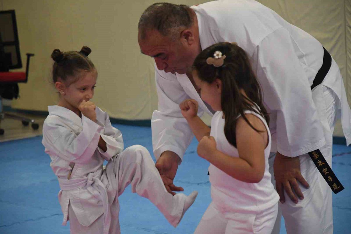Eskişehir'de GSB Spor Okulları Karate Antrenmanları Yoğun İlgi Görüyor