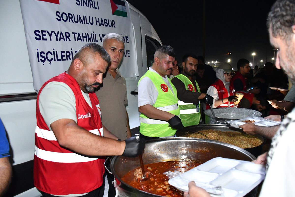Filistin konvoyu Habur'da, Ökten “İnsanlığın ve kardeşliğin yanında olmaya devam edeceğiz”