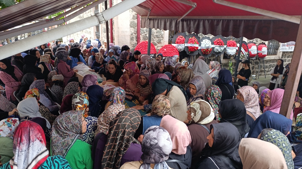 Görele'de sel kurbanı anne ve iki kızı son yolculuğuna uğurlandı