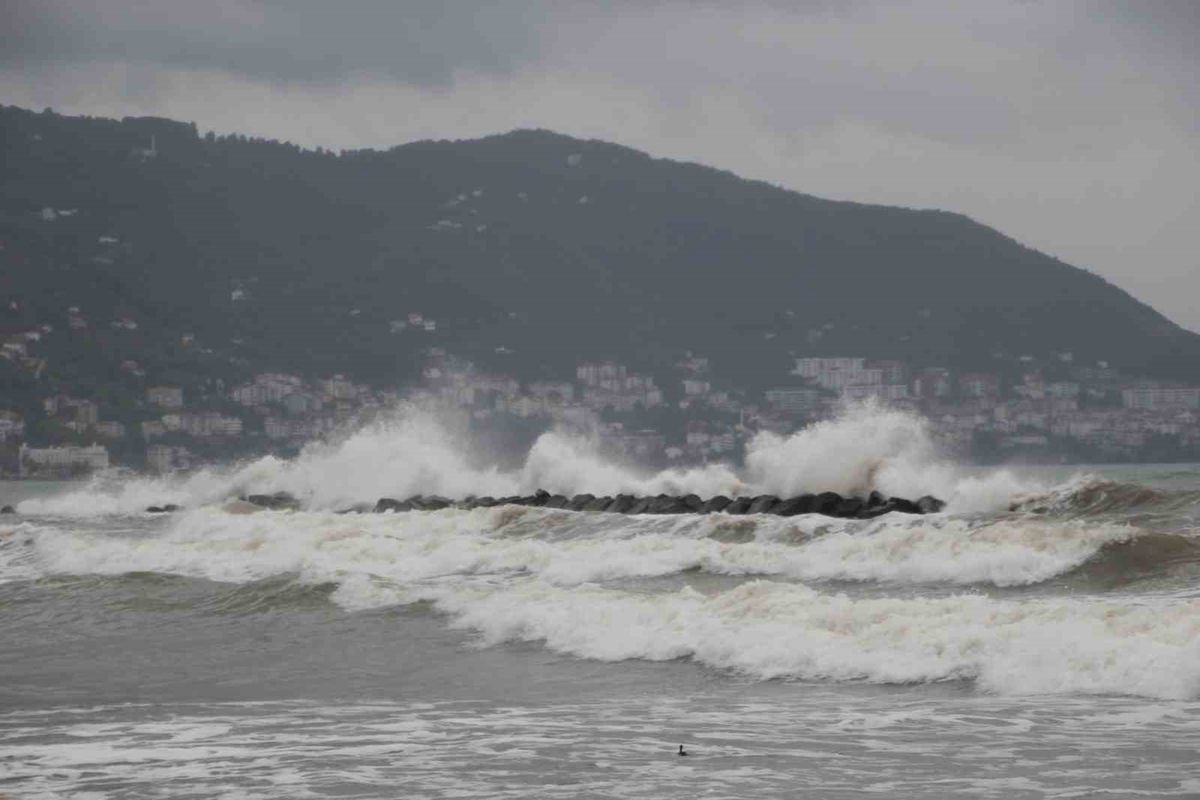 Ordu'da Rüzgar 3 Metrelik Dalgalar Oluşturdu