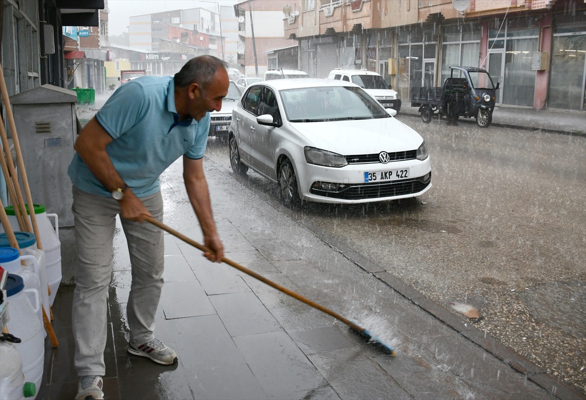 Kars'ta Sağanak ve Dolu Hayatı Olumsuz Etkiledi