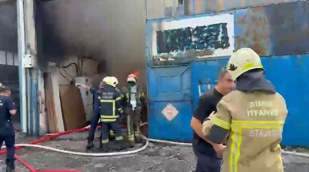 Bursa'da koltuk imalathanesinde yangın paniği