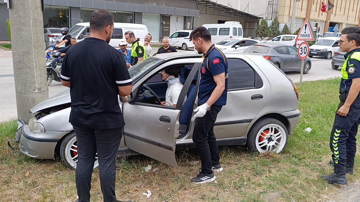 İnegöl'de Direğe Çarpan Otomobilde Sürücü Yaralandı