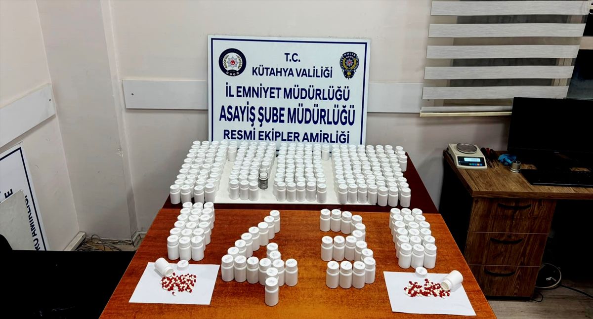 Kütahya'da otomobilde 14 bin 622 sentetik ecza ele geçirildi