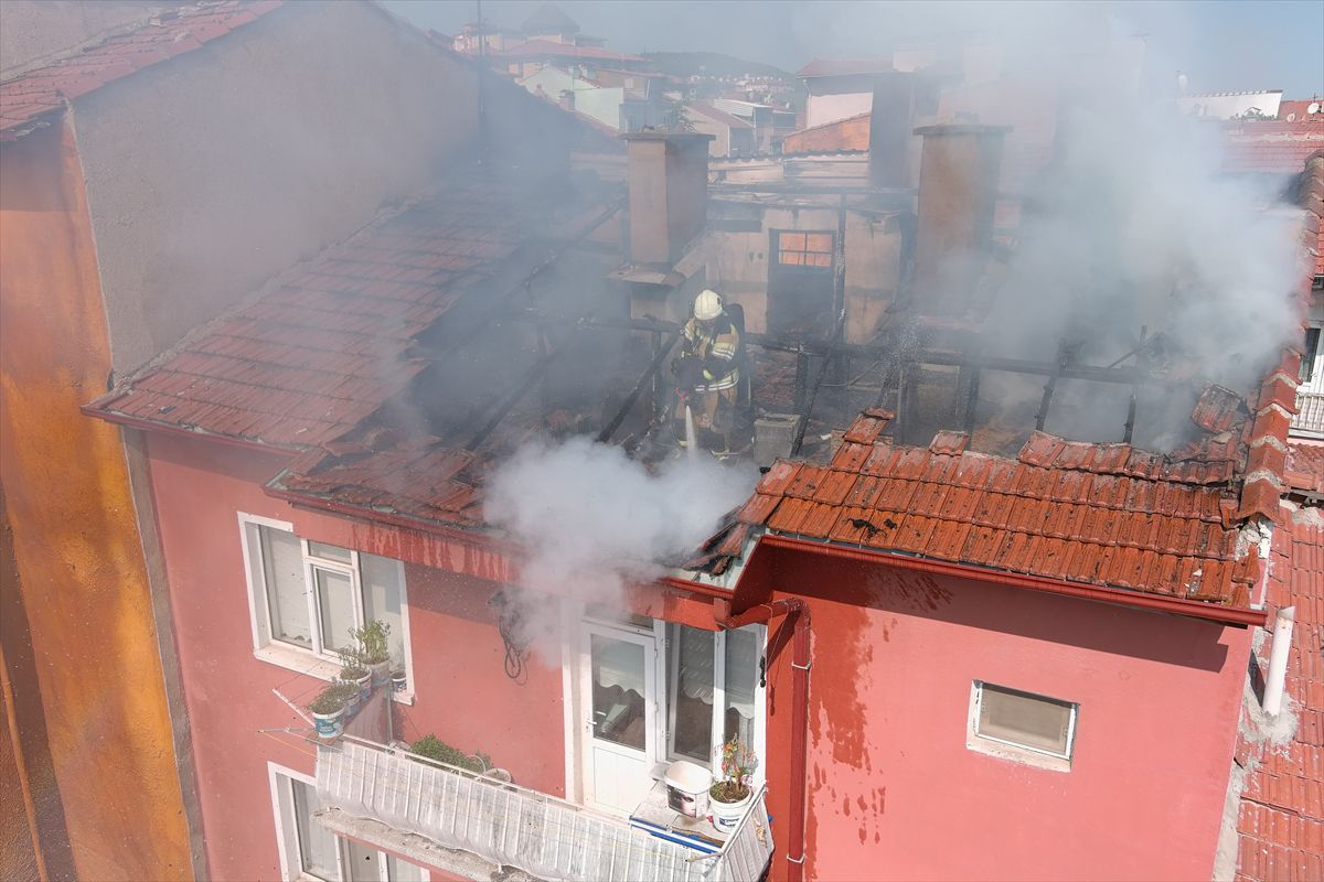 Kütahya'da 3 Katlı Binanın Çatısında Yangın