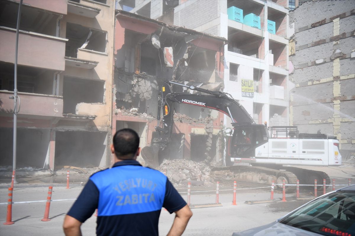 Malatya'da 3 katlı metruk bina iş makinesiyle yıkıldı