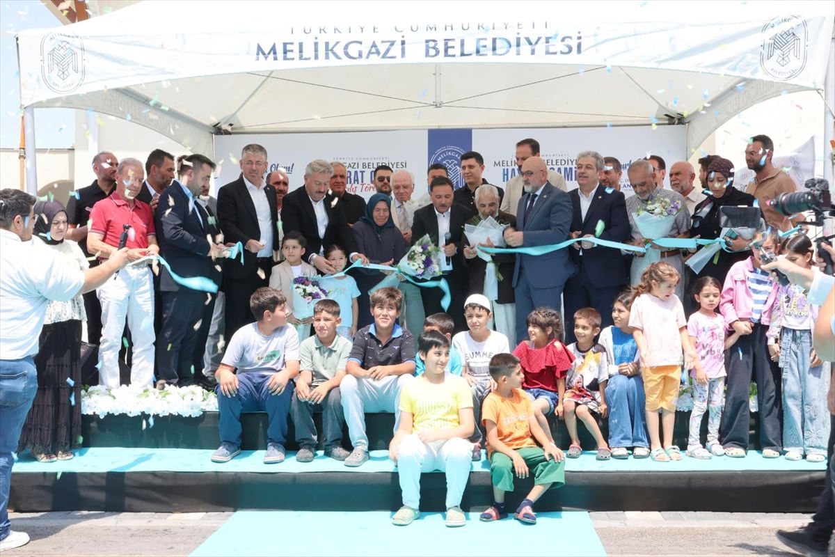 Hayrat Cami dualarla ibadete açıldı