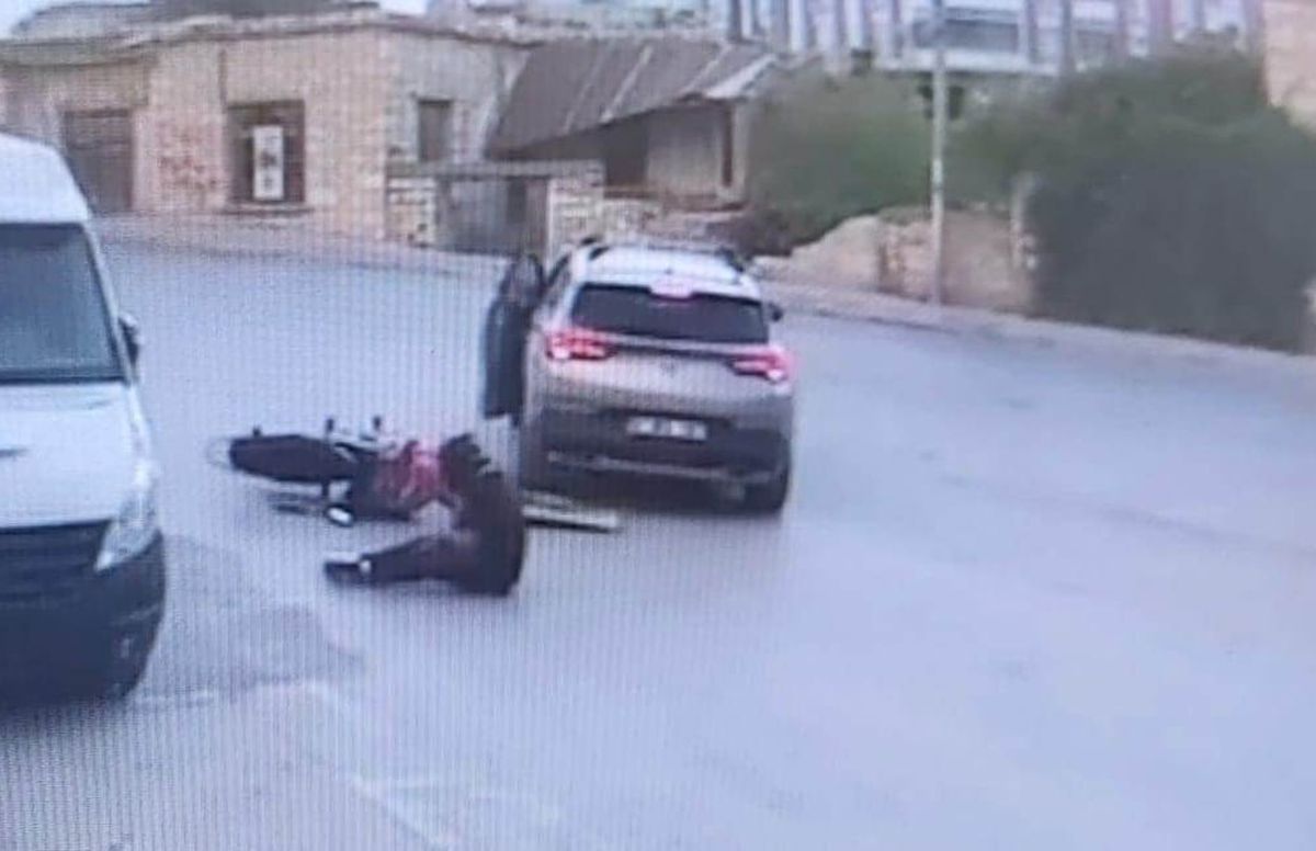 Mersin'de Motosiklet ile Otomobil Çarpıştı: Sürücü Yaralandı, Kaza Anı Kamerada