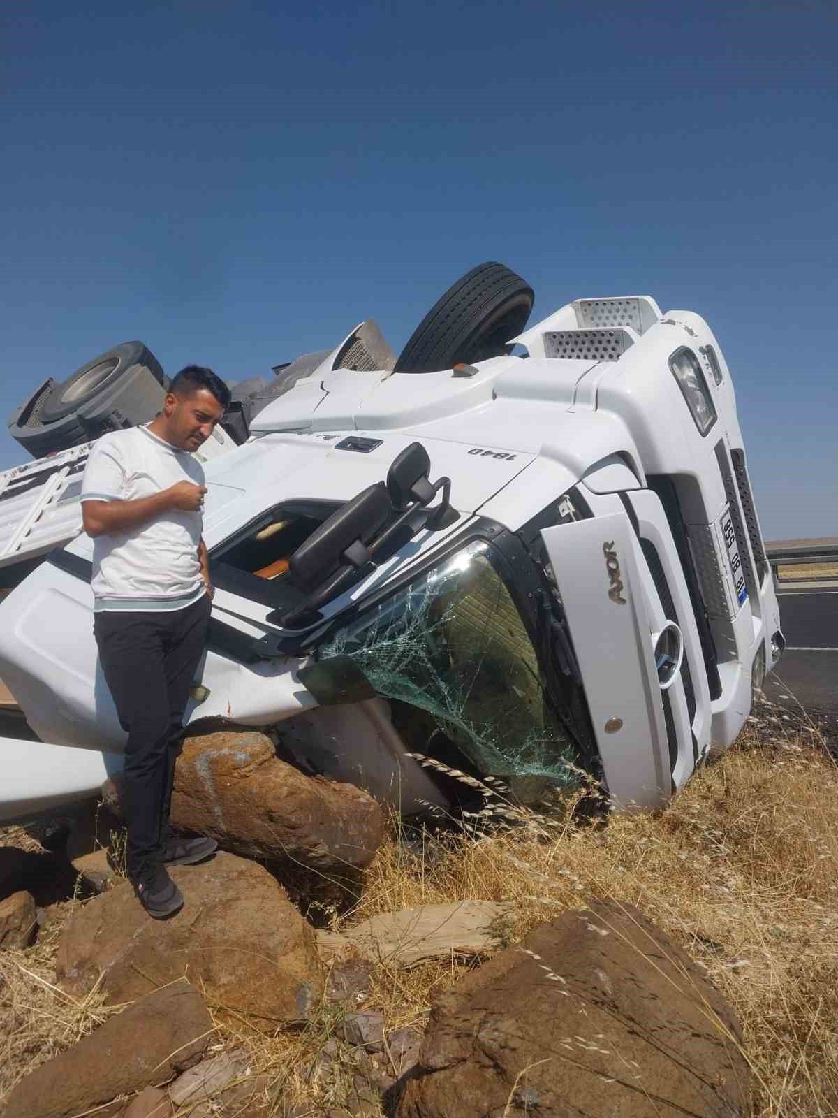 Siverek'te Mobilya Yüklü Tır Devrildi: 1 Yaralı
