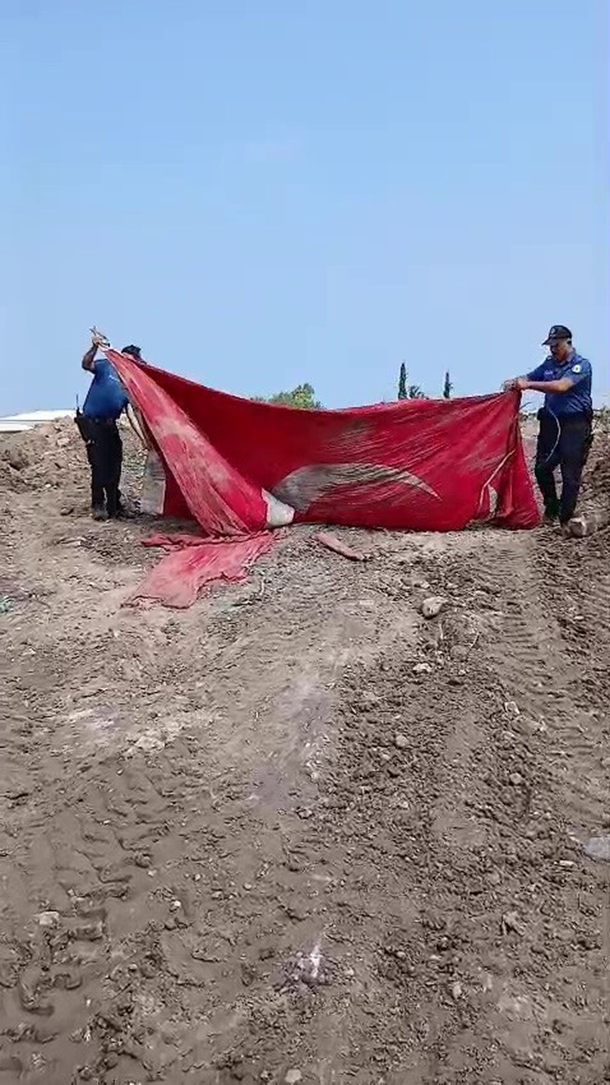 Moloz yığınları arasındaki Türk bayrağını öpüp, başına koyan polis takdir topladı