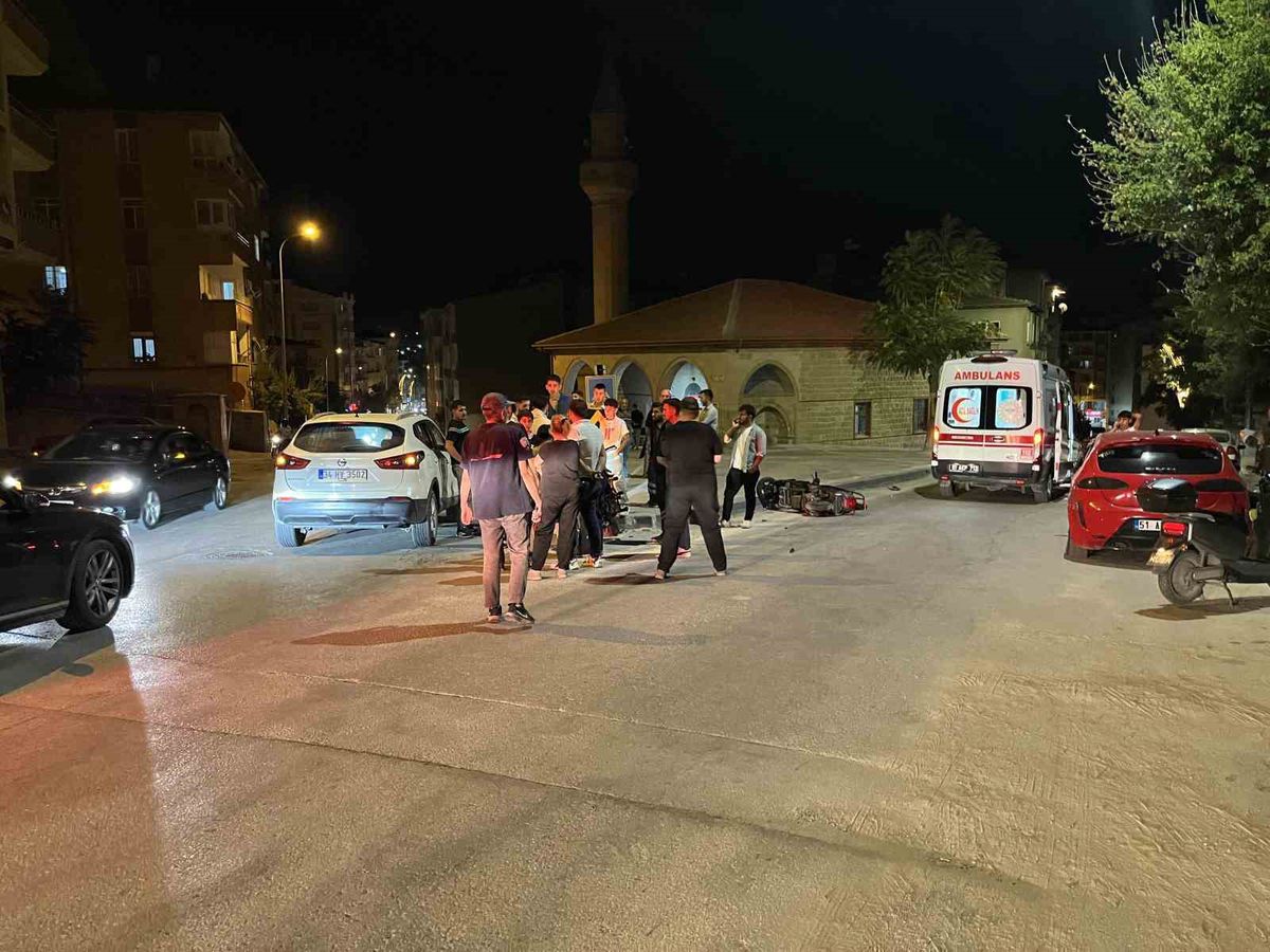 Niğde'de Motosiklet-Otomobil Çarpıştı: 1 Yaralı
