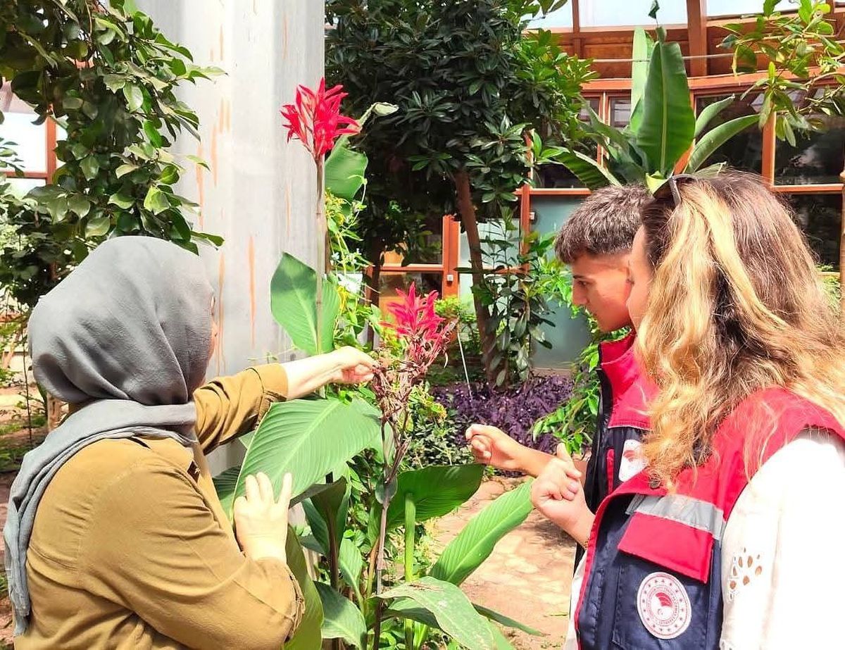 Stajyer Öğrenciler Tıbbi ve Aromatik Bitkiler Merkezi’ni Gezdi