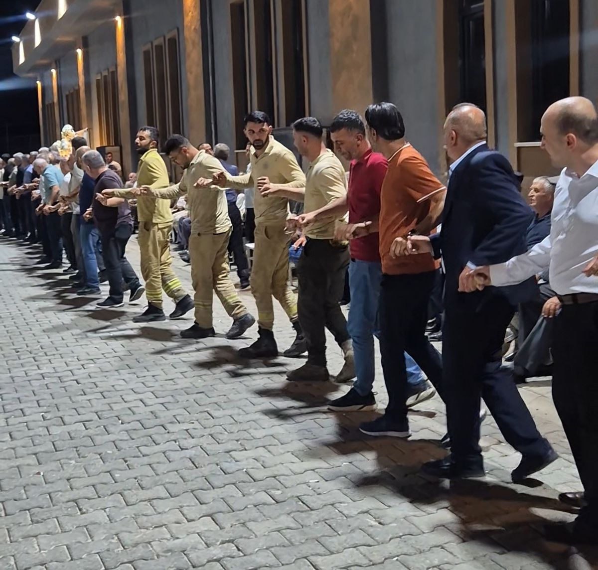 Yangından düğüne: Orman ekipleri alevleri söndürdü, halay çekti