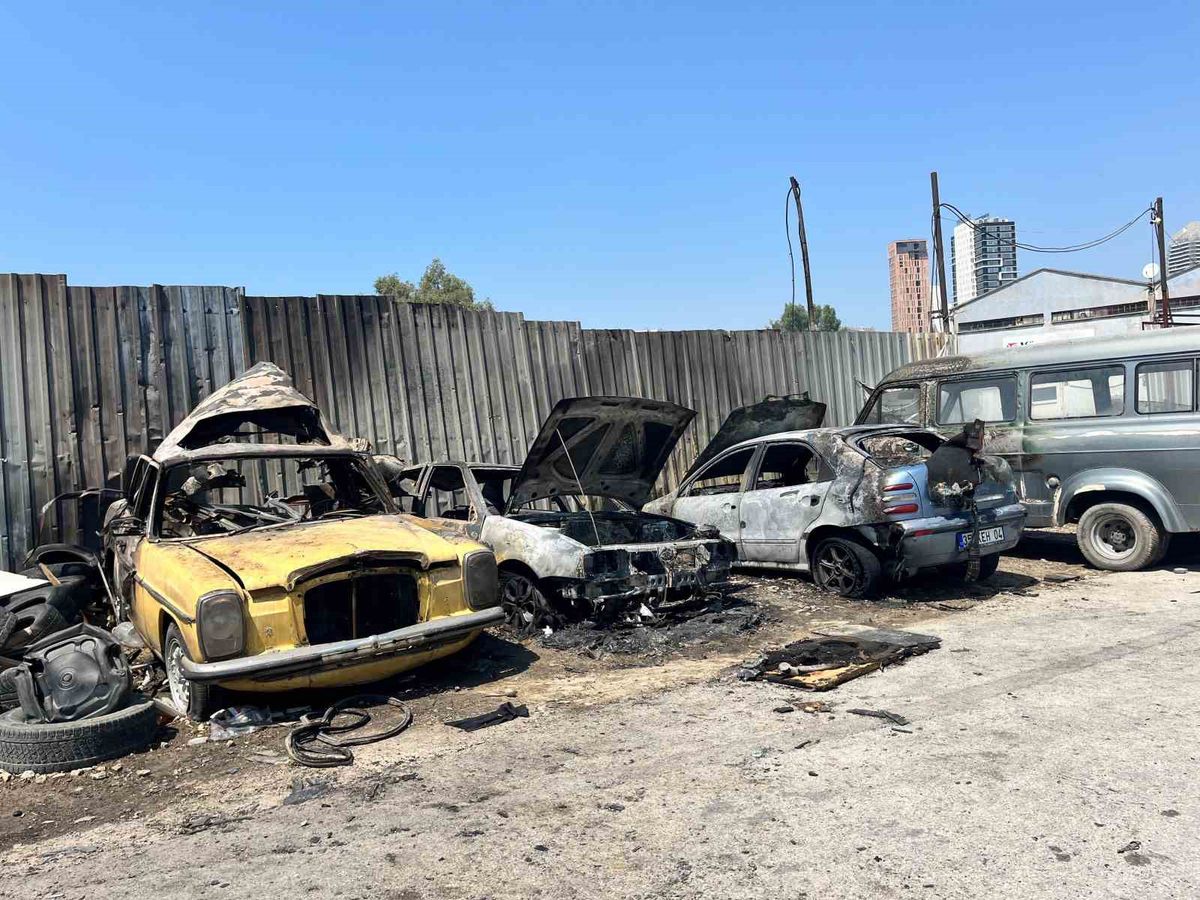 Bornova'da Otomobil Yangını: 4 Araç Kullanılamaz Hale Geldi