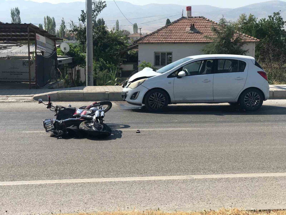 Ereğli'de Otomobil Motosiklete Çarptı: 1 Ağır Yaralı