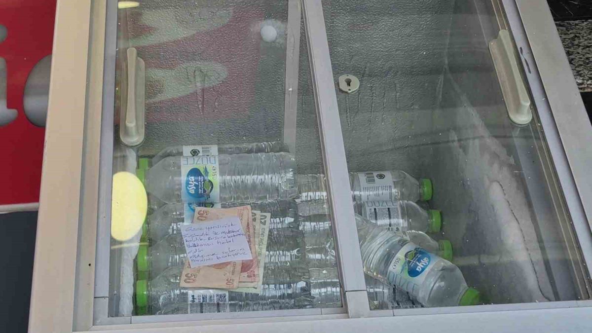 Düzce'de esnafa duygusal jest: Su alanlar para ve not bıraktı