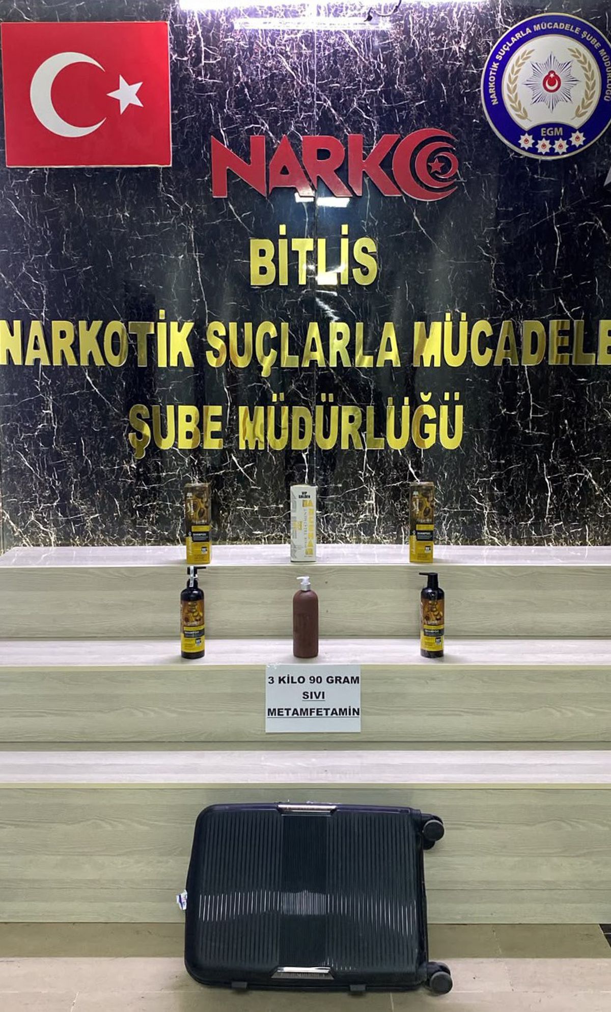 Bitlis'te Otel Odasında Şampuan Şişelerine Gizlenmiş 3 Kilogram Sıvı Metamfetamin Ele Geçirildi