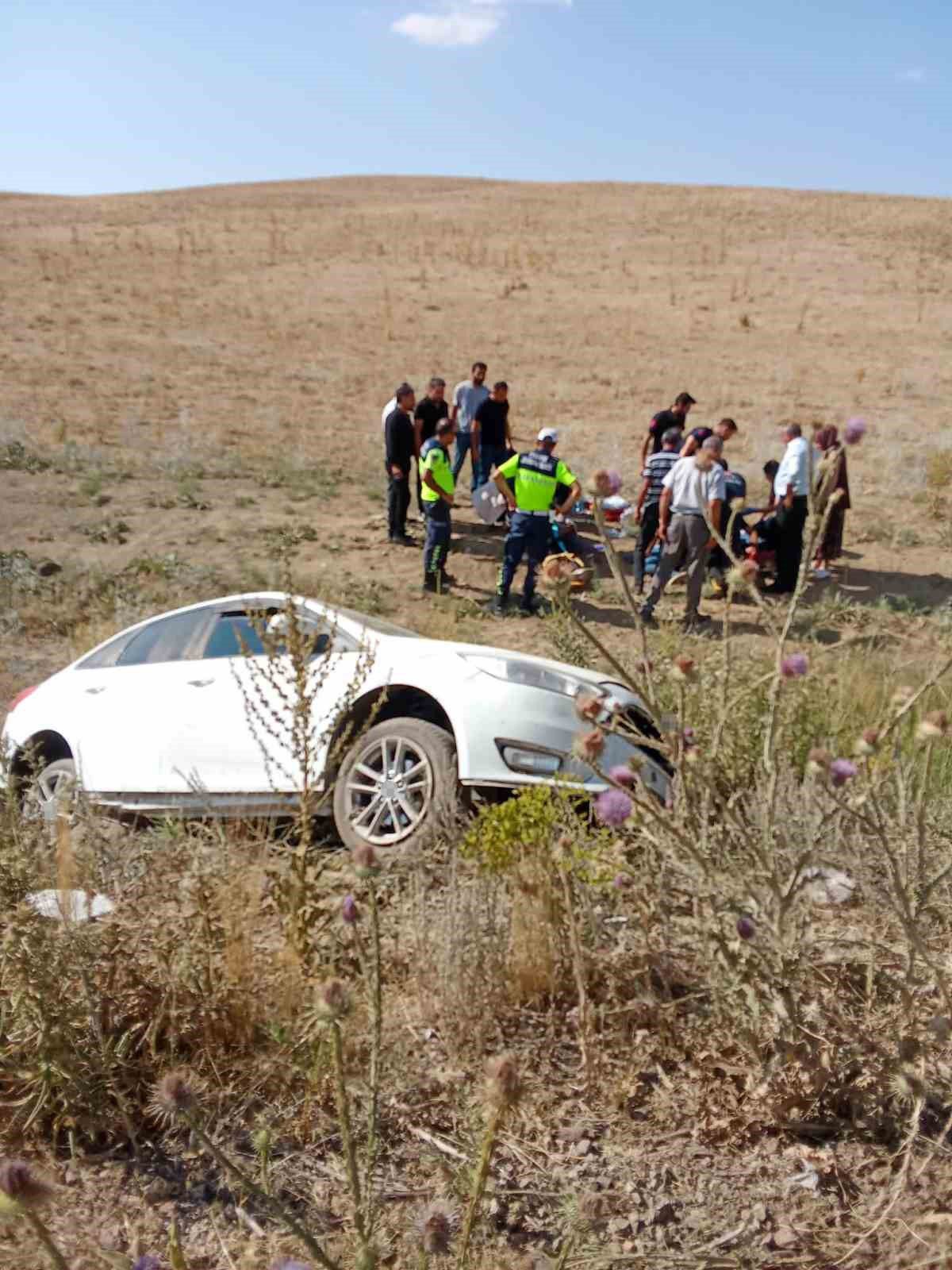 Van'da Otomobil Bariyere Çarptı: 3 Yaralı
