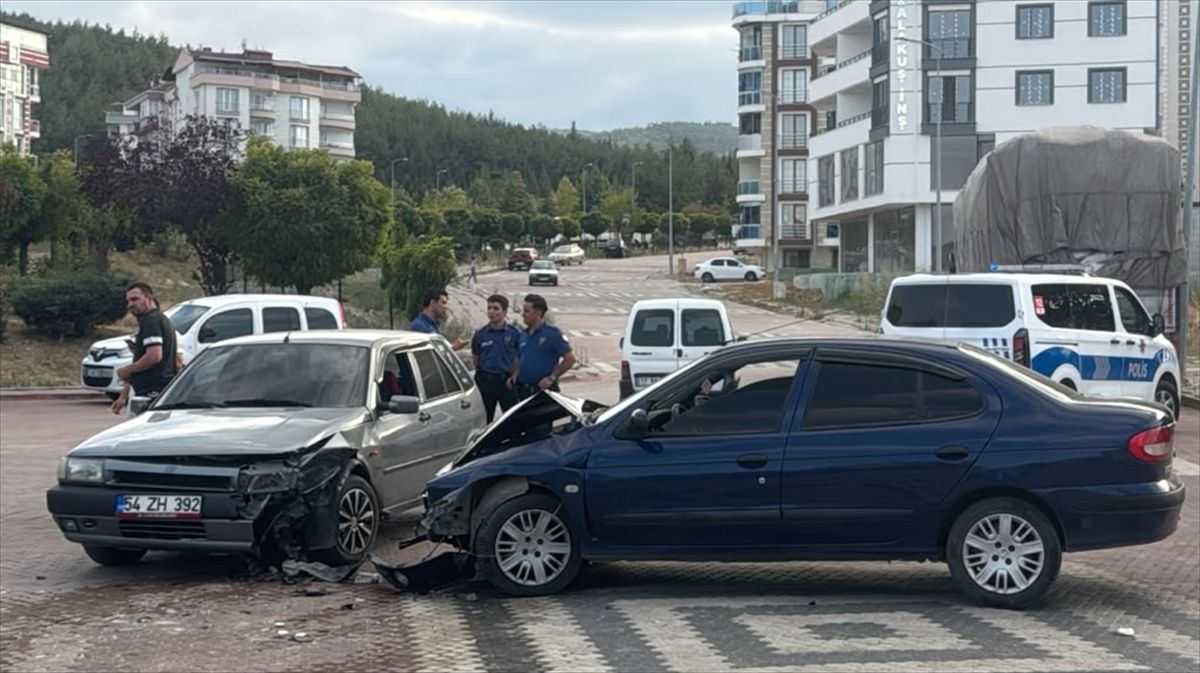 Boyabat'ta İki Otomobil Çarpıştı: 2 Yaralı