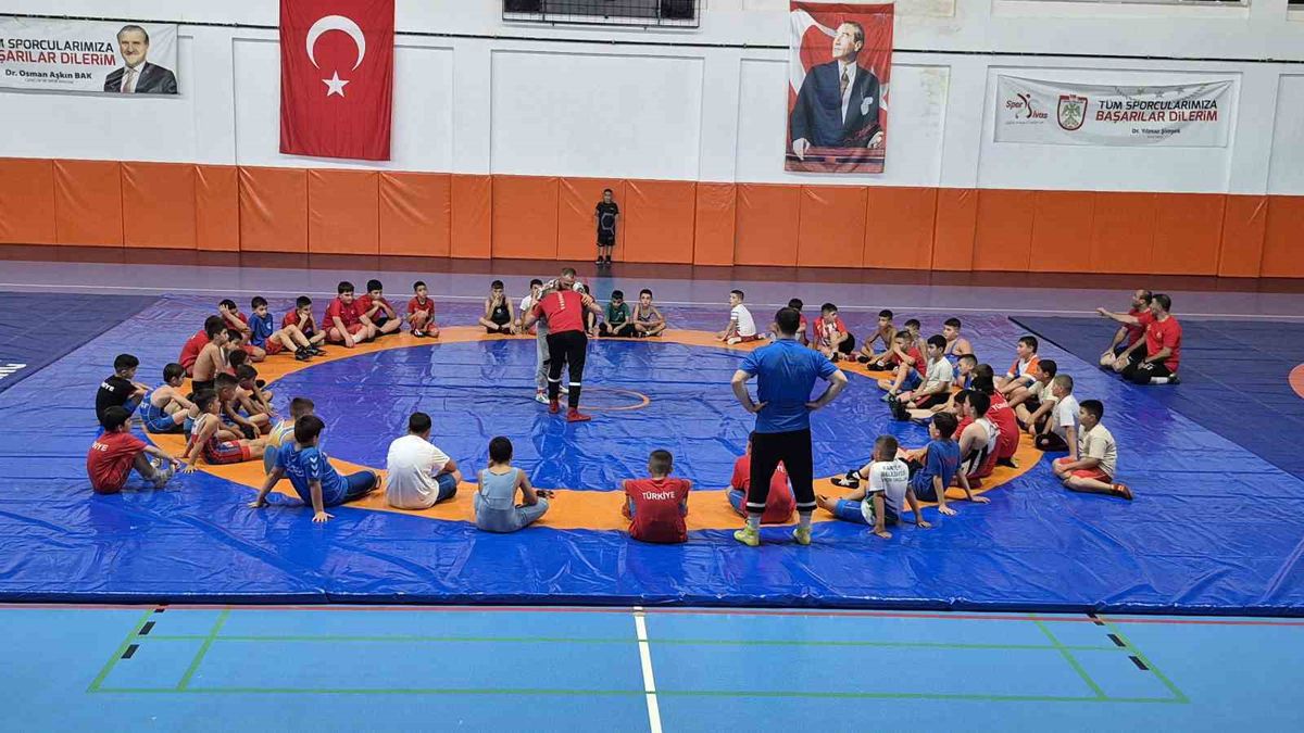 Sivas'ta Minik Güreşçiler Gelişim Kampında Buluştu