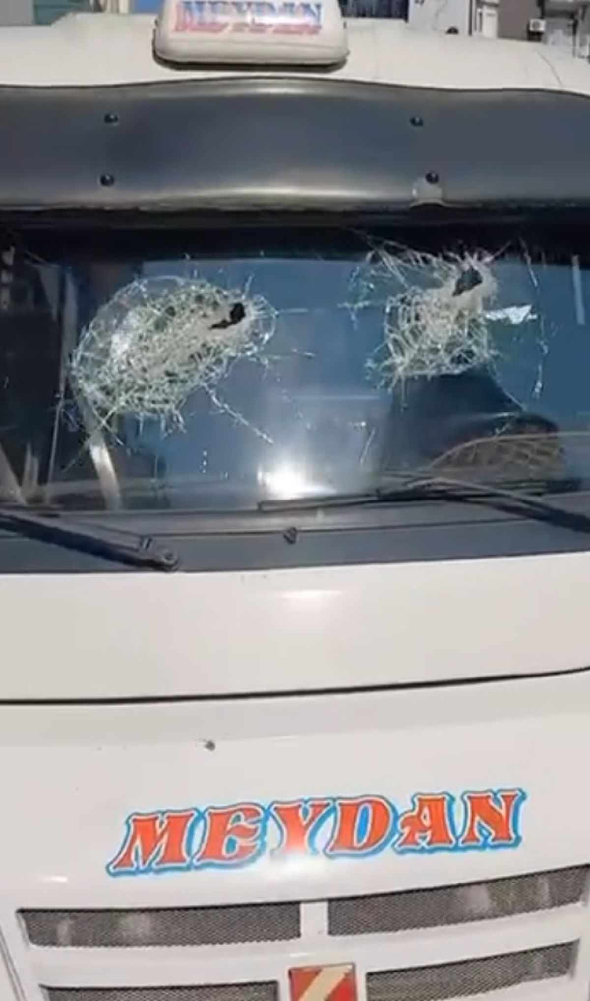 Adana’da Dolmuş Şoförüne Saldırı: Camlar Kırıldı, Saldırgan Kayıplara Karıştı