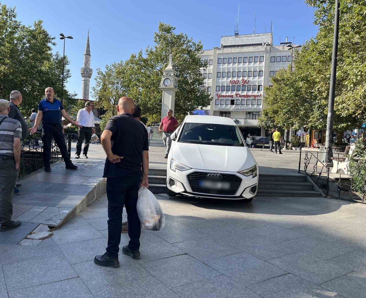 Merdivenlere saplanan otomobil çekiciyle kurtarıldı